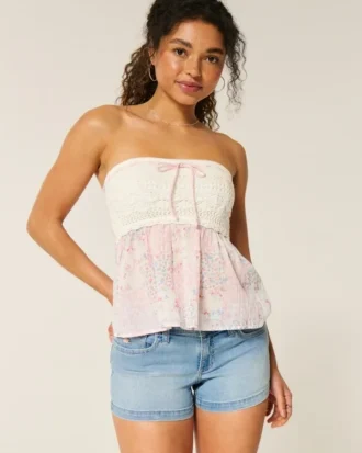 Pantaloni scurți din denim cu talie joasă, în nuanță deschisă, brodați cu flori Pantaloni scurți din denim cu talie joasă, în nuanță deschisă, brodați cu flori