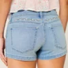 Pantaloni scurți din denim cu talie joasă, în nuanță deschisă, brodați cu flori Pantaloni scurți din denim cu talie joasă, în nuanță deschisă, brodați cu flori