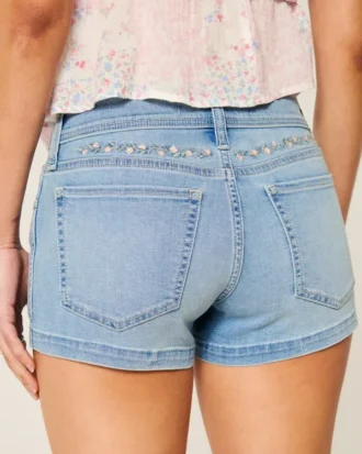 Pantaloni scurți din denim cu talie joasă, în nuanță deschisă, brodați cu flori Pantaloni scurți din denim cu talie joasă, în nuanță deschisă, brodați cu flori