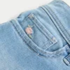 Pantaloni scurți din denim cu talie joasă, în nuanță deschisă, brodați cu flori Pantaloni scurți din denim cu talie joasă, în nuanță deschisă, brodați cu flori