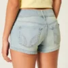 Pantaloni scurți din denim cu talie joasă, spălare deschisă și buzunare cu imprimeu floral Pantaloni scurți din denim cu talie joasă, spălare deschisă și buzunare cu imprimeu floral