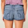 Pantaloni scurți din denim cu talie ultra joasă, spălați mediu, cu aspect uzat Pantaloni scurți din denim cu talie ultra joasă, spălați mediu, cu aspect uzat