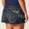 Pantaloni scurți din denim cu talie ultra joasă, spălați în culoare închisă, cu broderie fluture Pantaloni scurți din denim cu talie ultra joasă, spălați în culoare închisă, cu broderie fluture