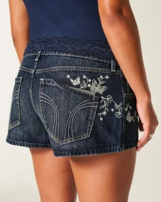 Pantaloni scurți din denim cu talie ultra joasă, spălați în culoare închisă, cu broderie fluture Pantaloni scurți din denim cu talie ultra joasă, spălați în culoare închisă, cu broderie fluture
