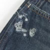 Pantaloni scurți din denim cu talie ultra joasă, spălați în culoare închisă, cu broderie fluture Pantaloni scurți din denim cu talie ultra joasă, spălați în culoare închisă, cu broderie fluture