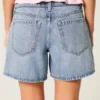 Pantaloni scurți din denim largi, cu talie joasă, spălare medie, pliabili 5″ Pantaloni scurți din denim largi, cu talie joasă, spălare medie, pliabili 5″