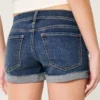 Pantaloni scurți din denim închis la culoare, cu talie joasă și rupturi Pantaloni scurți din denim închis la culoare, cu talie joasă și rupturi