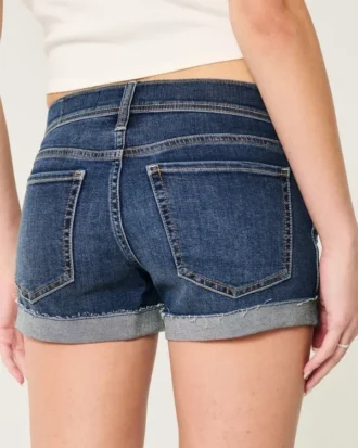 Pantaloni scurți din denim închis la culoare, cu talie joasă și rupturi Pantaloni scurți din denim închis la culoare, cu talie joasă și rupturi