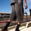 Pantaloni scurți din denim negru spălați Pantaloni scurți din denim negru spălați