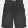 Pantaloni scurți din denim negru spălați Pantaloni scurți din denim negru spălați
