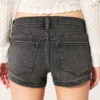 Pantaloni scurți din denim negru spălat, cu talie joasă Pantaloni scurți din denim negru spălat, cu talie joasă