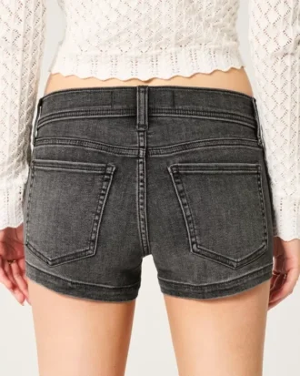 Pantaloni scurți din denim negru spălat, cu talie joasă Pantaloni scurți din denim negru spălat, cu talie joasă