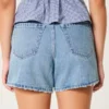 Pantaloni scurți din denim relaxați, cu talie înaltă și spălare medie, 5″ Pantaloni scurți din denim relaxați, cu talie înaltă și spălare medie, 5″