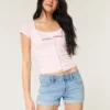 Pantaloni scurți din denim spălați deschis, cu talie joasă și rupturi Pantaloni scurți din denim spălați deschis, cu talie joasă și rupturi