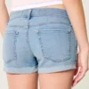 Pantaloni scurți din denim spălați deschis, cu talie joasă și rupturi Pantaloni scurți din denim spălați deschis, cu talie joasă și rupturi