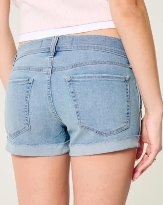 Pantaloni scurți din denim spălați deschis, cu talie joasă și rupturi