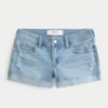 Pantaloni scurți din denim spălați deschis, cu talie joasă și rupturi Pantaloni scurți din denim spălați deschis, cu talie joasă și rupturi