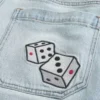 Pantaloni scurți din denim super largi, cu imprimeu grafic Dice, spălați ușor Pantaloni scurți din denim super largi, cu imprimeu grafic Dice, spălați ușor