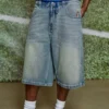 Pantaloni scurți din denim super largi, cu imprimeu Taz, spălați mediu Pantaloni scurți din denim super largi, cu imprimeu Taz, spălați mediu