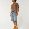 Pantaloni scurți din denim super largi, cu imprimeu Taz, spălați mediu Pantaloni scurți din denim super largi, cu imprimeu Taz, spălați mediu