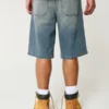 Pantaloni scurți din denim super largi, cu imprimeu Taz, spălați mediu Pantaloni scurți din denim super largi, cu imprimeu Taz, spălați mediu