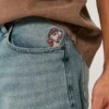Pantaloni scurți din denim super largi, cu imprimeu Taz, spălați mediu Pantaloni scurți din denim super largi, cu imprimeu Taz, spălați mediu