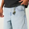 Pantaloni scurți din denim super largi, cu spălare deschisă și ornamente Pantaloni scurți din denim super largi, cu spălare deschisă și ornamente