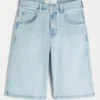 Pantaloni scurți din denim super largi, cu spălare deschisă și ornamente Pantaloni scurți din denim super largi, cu spălare deschisă și ornamente