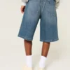 Pantaloni scurți din denim super largi, de culoare închisă, până sub genunchi Pantaloni scurți din denim super largi, de culoare închisă, până sub genunchi