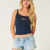 Pantaloni scurți din denim ultra-scurți, cu spate decupat, spălare medie Pantaloni scurți din denim ultra-scurți, cu spate decupat, spălare medie