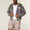 Pantaloni scurți din fleece largi, până la jumătatea coapsei, cu imprimeu camuflaj Pantaloni scurți din fleece largi, până la jumătatea coapsei, cu imprimeu camuflaj