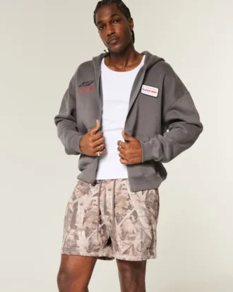 Pantaloni scurți din fleece largi, până la jumătatea coapsei, cu imprimeu camuflaj Pantaloni scurți din fleece largi, până la jumătatea coapsei, cu imprimeu camuflaj