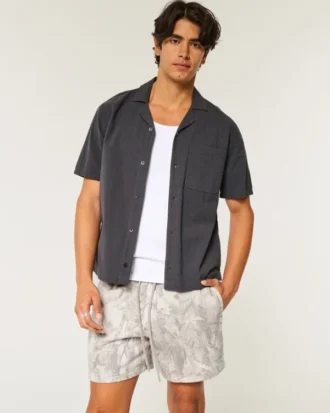 Pantaloni scurți din fleece largi, până la jumătatea coapsei, cu imprimeu camuflaj Pantaloni scurți din fleece largi, până la jumătatea coapsei, cu imprimeu camuflaj