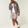 Pantaloni scurți din fleece largi, până la jumătatea coapsei, cu imprimeu camuflaj Pantaloni scurți din fleece largi, până la jumătatea coapsei, cu imprimeu camuflaj