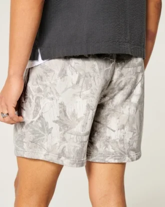 Pantaloni scurți din fleece largi, până la jumătatea coapsei, cu imprimeu camuflaj Pantaloni scurți din fleece largi, până la jumătatea coapsei, cu imprimeu camuflaj