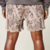 Pantaloni scurți din fleece largi, până la jumătatea coapsei, cu imprimeu camuflaj Pantaloni scurți din fleece largi, până la jumătatea coapsei, cu imprimeu camuflaj