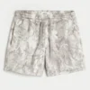 Pantaloni scurți din fleece largi, până la jumătatea coapsei, cu imprimeu camuflaj Pantaloni scurți din fleece largi, până la jumătatea coapsei, cu imprimeu camuflaj