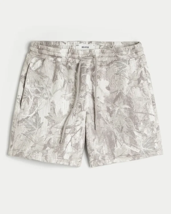 Pantaloni scurți din fleece largi, până la jumătatea coapsei, cu imprimeu camuflaj Pantaloni scurți din fleece largi, până la jumătatea coapsei, cu imprimeu camuflaj