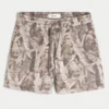 Pantaloni scurți din fleece largi, până la jumătatea coapsei, cu imprimeu camuflaj Pantaloni scurți din fleece largi, până la jumătatea coapsei, cu imprimeu camuflaj