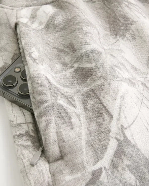 Pantaloni scurți din fleece largi, până la jumătatea coapsei, cu imprimeu camuflaj Pantaloni scurți din fleece largi, până la jumătatea coapsei, cu imprimeu camuflaj