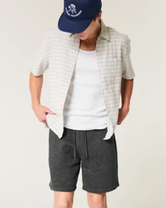 Pantaloni scurți din fleece, peste genunchi, cu logo Pantaloni scurți din fleece, peste genunchi, cu logo