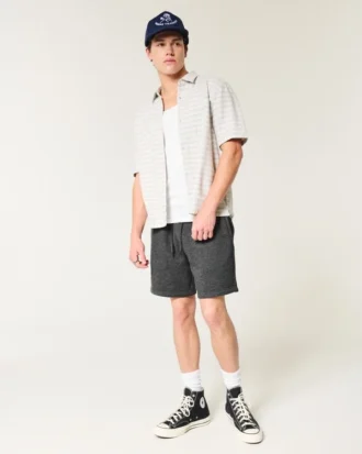 Pantaloni scurți din fleece, peste genunchi, cu logo Pantaloni scurți din fleece, peste genunchi, cu logo