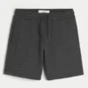 Pantaloni scurți din fleece, peste genunchi, cu logo Pantaloni scurți din fleece, peste genunchi, cu logo