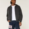 Pantaloni scurți din fleece până la jumătatea coapsei cu grafică UConn Huskies Pantaloni scurți din fleece până la jumătatea coapsei cu grafică UConn Huskies