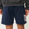 Pantaloni scurți din fleece până la jumătatea coapsei cu grafică UConn Huskies Pantaloni scurți din fleece până la jumătatea coapsei cu grafică UConn Huskies