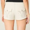 Pantaloni scurți din poplin cu buzunar floral în spate și talie joasă Pantaloni scurți din poplin cu buzunar floral în spate și talie joasă