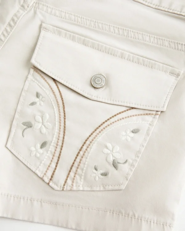 Pantaloni scurți din poplin cu buzunar floral în spate și talie joasă Pantaloni scurți din poplin cu buzunar floral în spate și talie joasă
