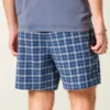 Pantaloni scurți din seersucker până la jumătatea coapsei Pantaloni scurți din seersucker până la jumătatea coapsei