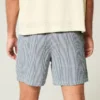 Pantaloni scurți din seersucker până la jumătatea coapsei Pantaloni scurți din seersucker până la jumătatea coapsei