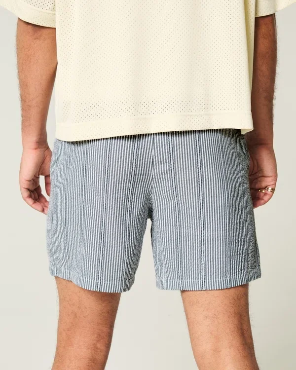 Pantaloni scurți din seersucker până la jumătatea coapsei Pantaloni scurți din seersucker până la jumătatea coapsei